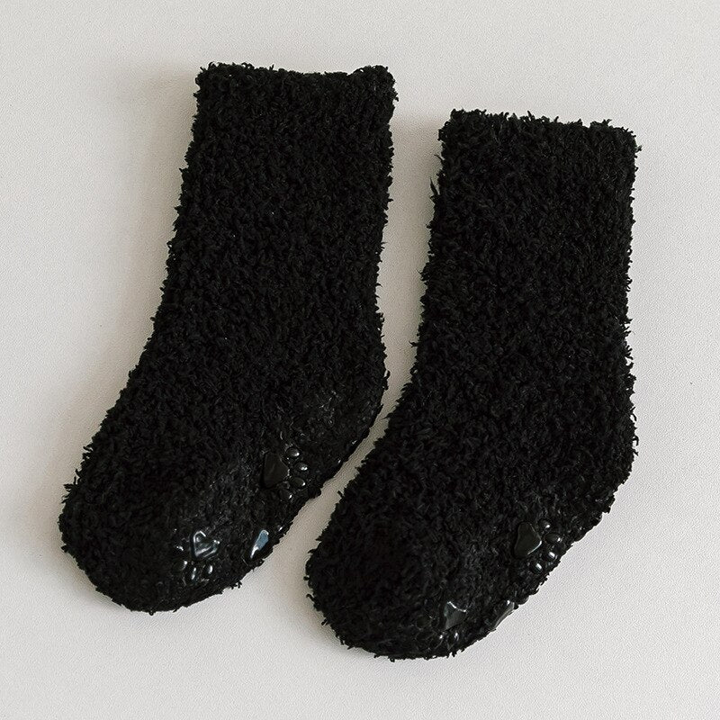 Chaussettes montantes couvrant la cheville d'un enfant