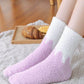 Chaussettes bicolores violet pastel et blanc sur fond neutre