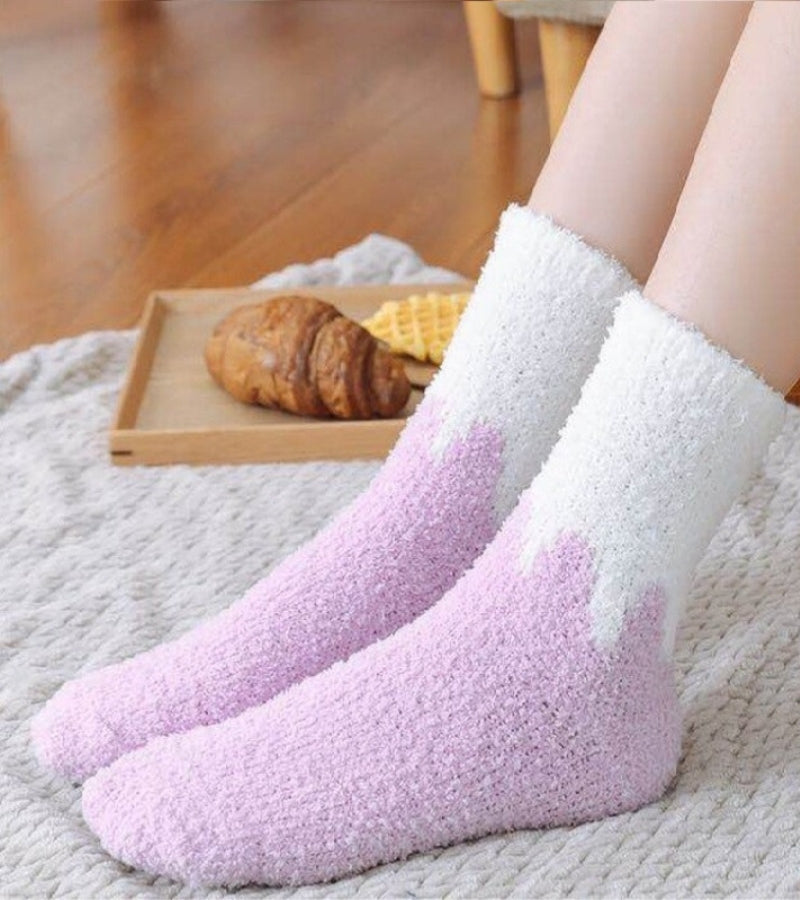 Chaussettes bicolores violet pastel et blanc sur fond neutre