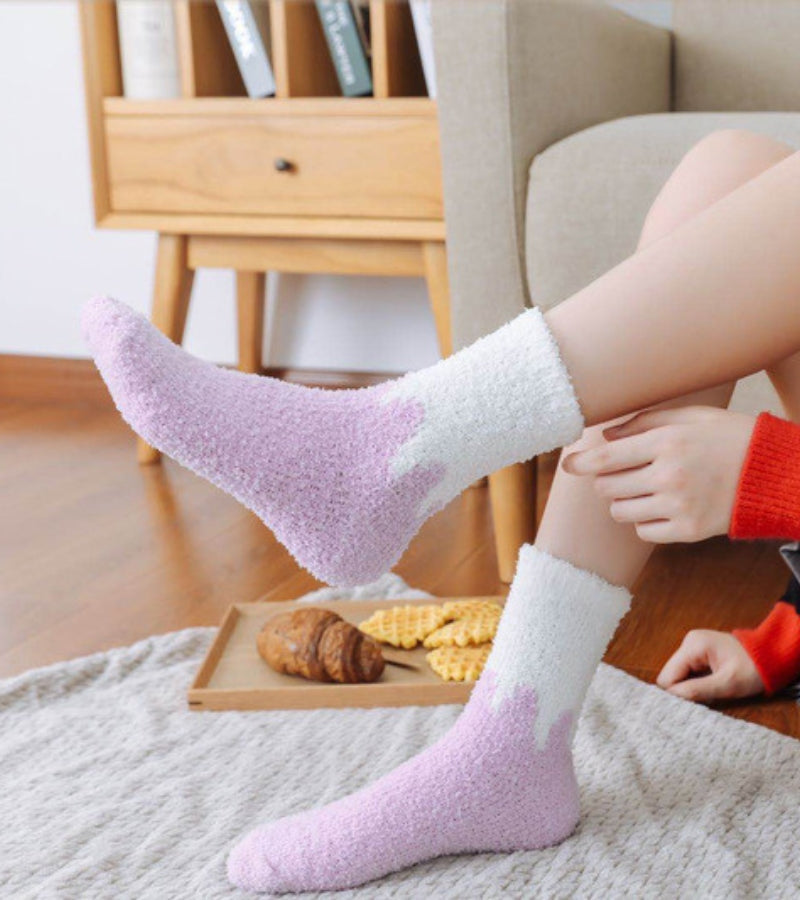 Gros plan sur la texture douce des chaussettes en pilou