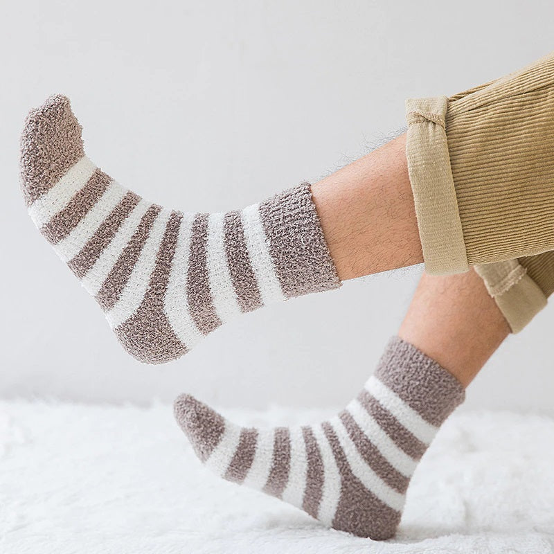 Chaussettes grises et blanches sur fond blanc, vue de côté