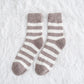 Gros plan sur la texture douce des chaussettes cocooning