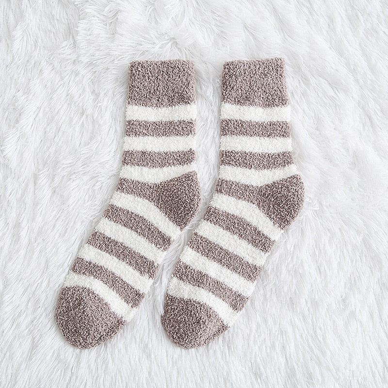 Gros plan sur la texture douce des chaussettes cocooning