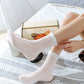 Détail du bord blanc des chaussettes cocooning