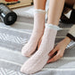 Gros plan sur la texture moelleuse des chaussettes