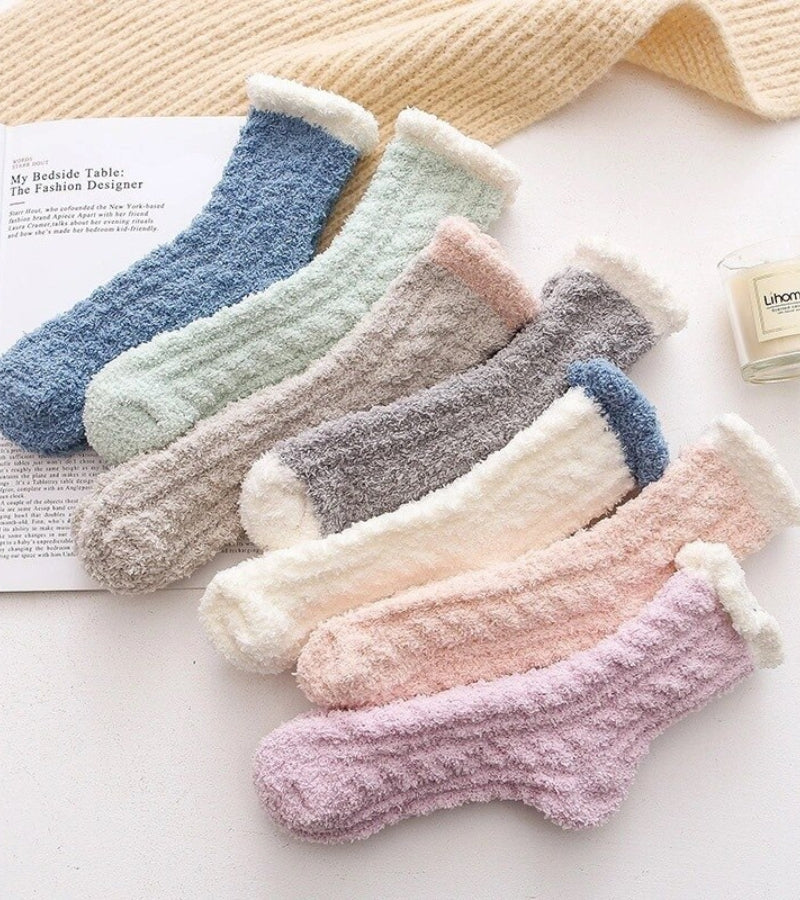Chaussettes en Pilou Pilou posées sur un lit
