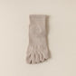 Chaussettes à orteils vertes, mise en scène sur fond blanc
