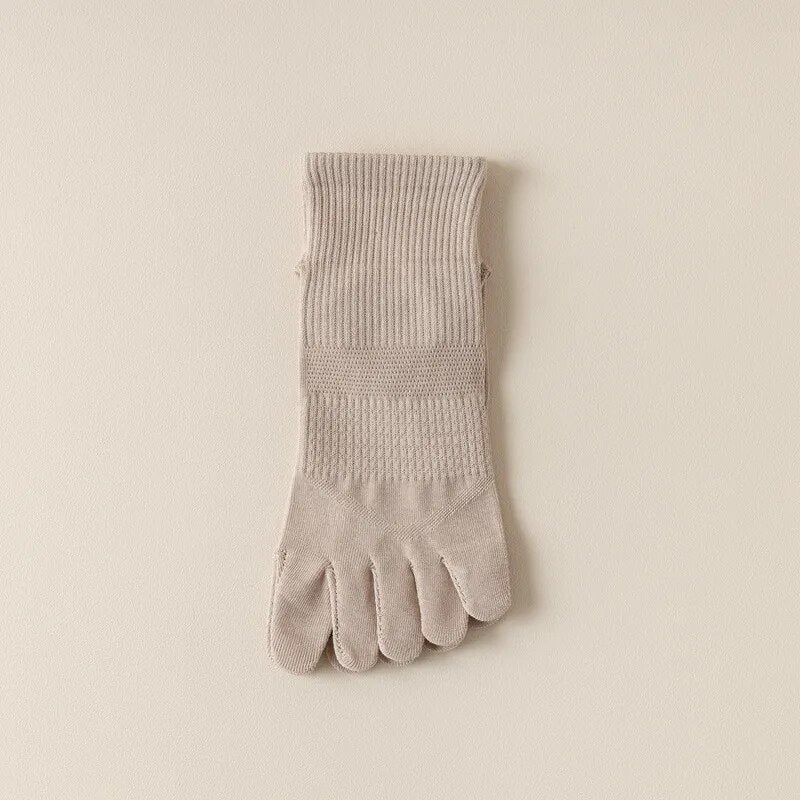 Chaussettes à orteils vertes, mise en scène sur fond blanc