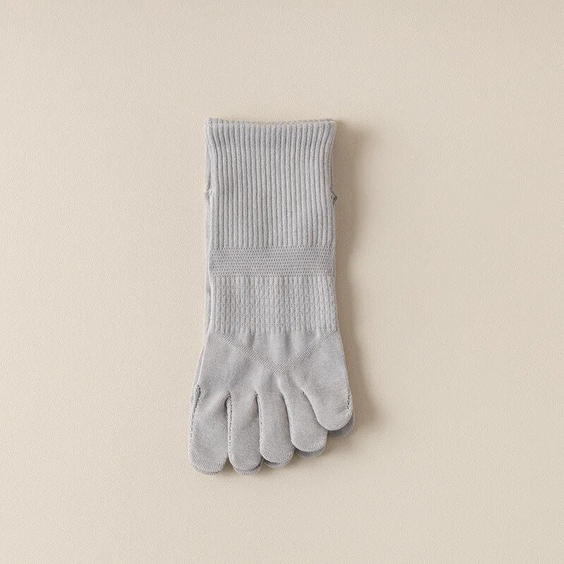 Chaussettes à orteils blanches, empilées soigneusement