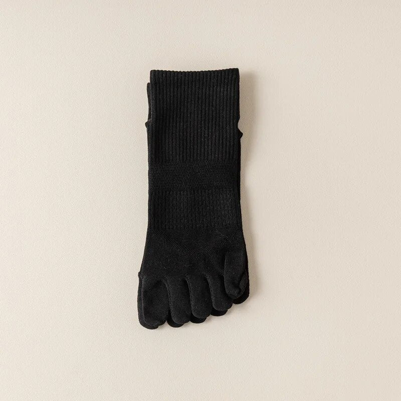Chaussettes à orteils grises, enroulées pour présentation