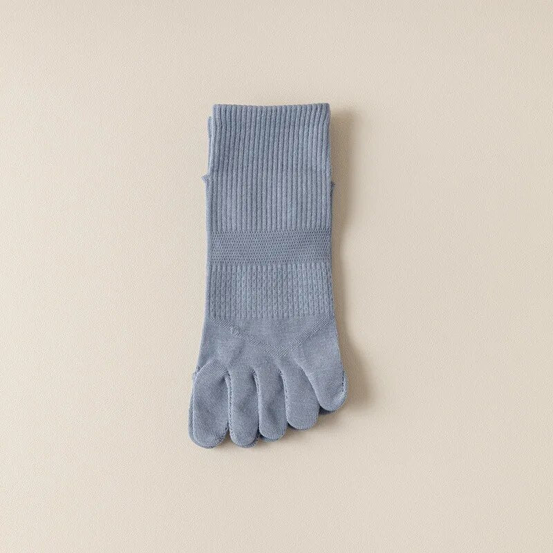Chaussettes à orteils noires, alignées sur une surface plane
