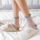 Chaussettes portées, mettant en valeur le design élégant