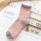 Gros plan sur la texture douce des chaussettes Pilou