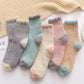Vue latérale des chaussettes montrant le talon gris