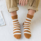 Chaussettes doudou pliées montrant les bandes marinières