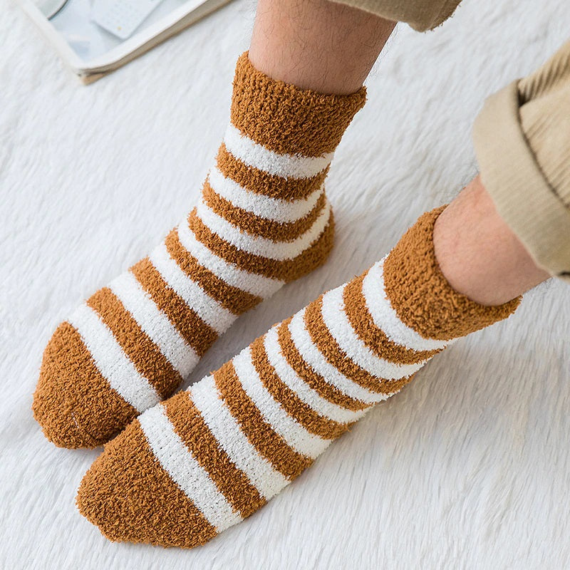 Chaussettes orange et blanches en matière doudou sur fond blanc