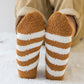Gros plan sur la texture douce des chaussettes cocooning