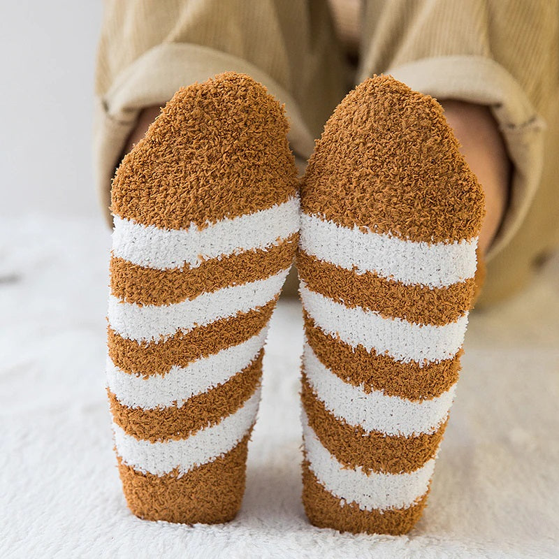 Gros plan sur la texture douce des chaussettes cocooning