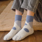 Gros plan sur le motif patte de chat des chaussettes