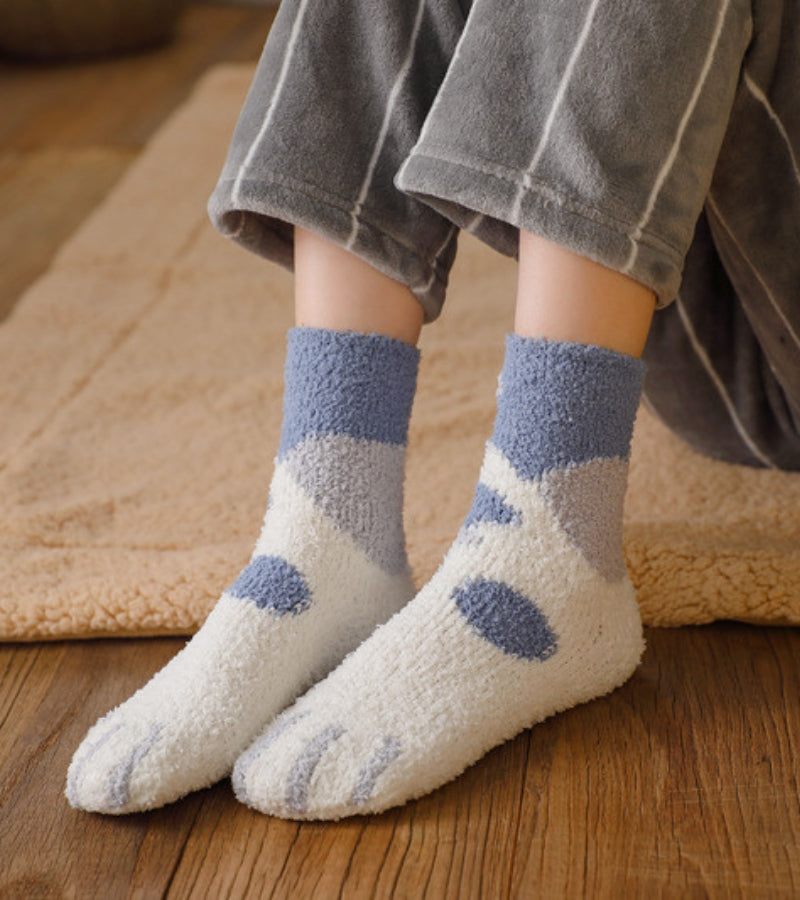 Gros plan sur le motif patte de chat des chaussettes