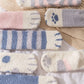 Motif amusant de patte de chat sur fond bleu
