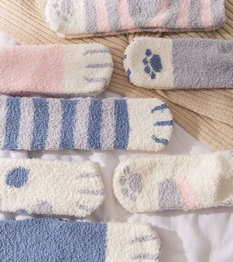 Motif amusant de patte de chat sur fond bleu