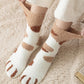 Gros plan sur la texture douce des chaussettes motif chat