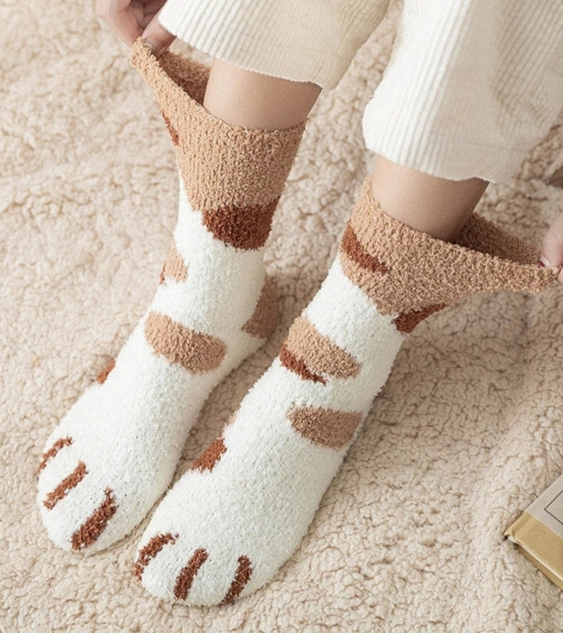 Gros plan sur la texture douce des chaussettes motif chat