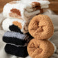 Vue latérale des chaussettes Pilou Pilou montrant le motif chat