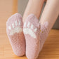 Chaussettes roses en fourrure, idéales pour soirées cosy