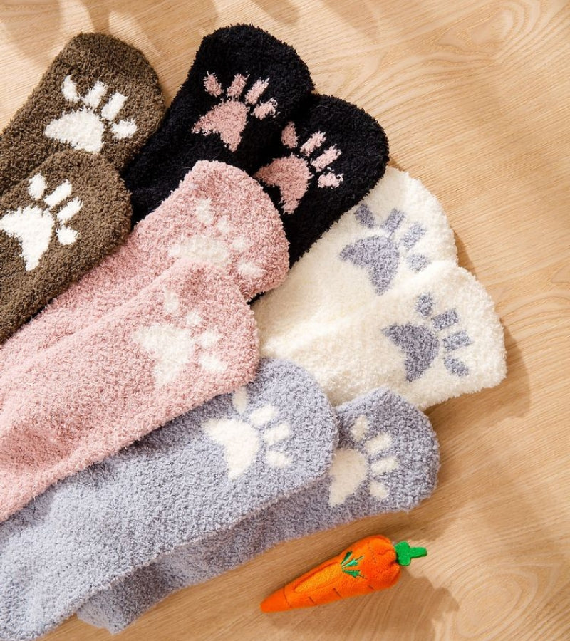 Vue latérale de chaussettes isolantes en fourrure rose