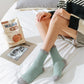 Chaussettes hautes vert d'eau en laine sur fond blanc