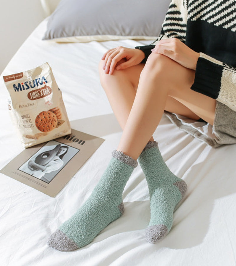 Chaussettes hautes vert d'eau en laine sur fond blanc