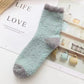 Détail de la texture douce des chaussettes en laine