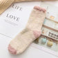 Chaussettes crème avec touches rose pastel sur fond blanc