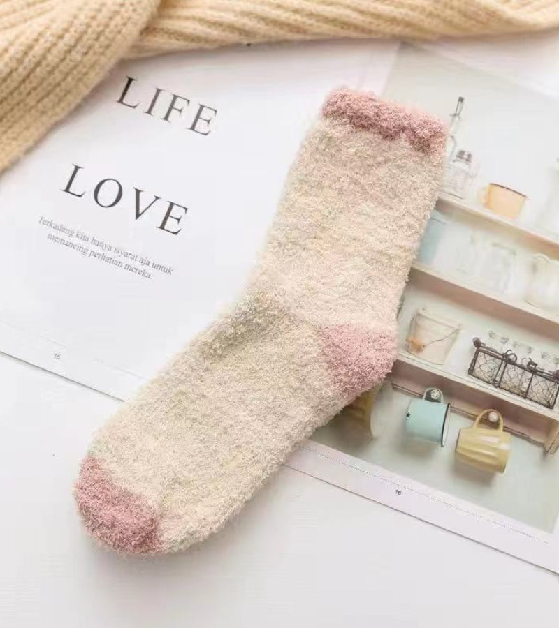 Chaussettes crème avec touches rose pastel sur fond blanc