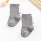 Vue rapprochée des points antidérapants sous les chaussettes bébé