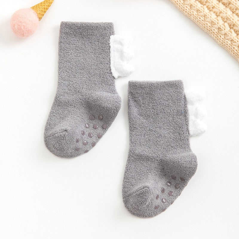 Vue rapprochée des points antidérapants sous les chaussettes bébé