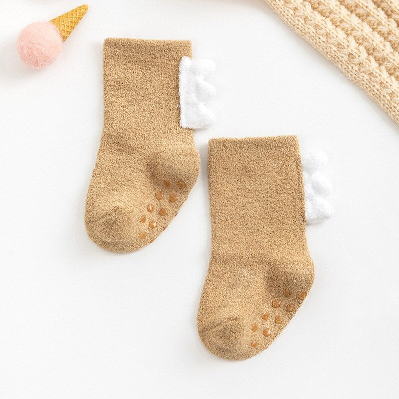 Détail du tissu respirant et doux des chaussettes bébé