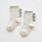 Chaussettes bébé avec motif enfantin, vue de côté