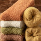 Gros plan sur la texture douce de la chaussette violette