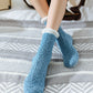 Chaussettes bleues en matière synthétique avec bord blanc