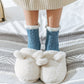 Gros plan sur la texture douce des chaussettes bleues