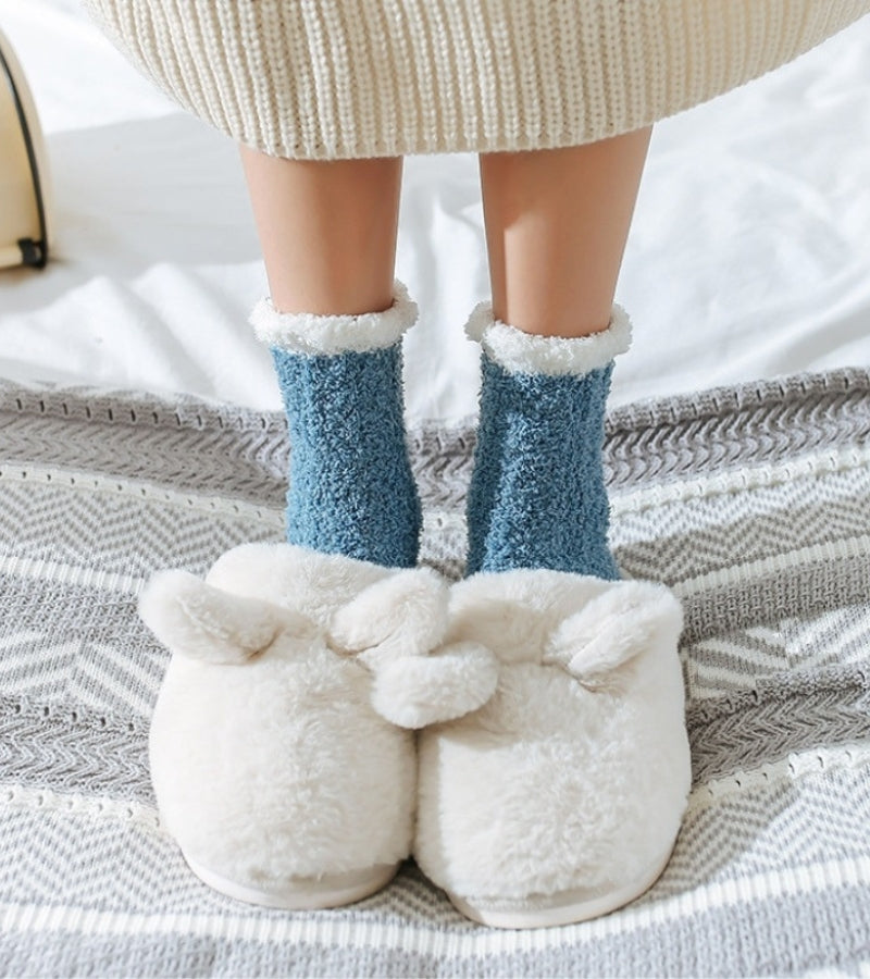 Gros plan sur la texture douce des chaussettes bleues