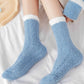 Vue latérale des chaussettes bleues et blanches sur fond neutre