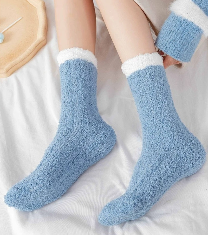 Vue latérale des chaussettes bleues et blanches sur fond neutre