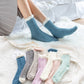 Détail du bord blanc contrastant des chaussettes bleues
