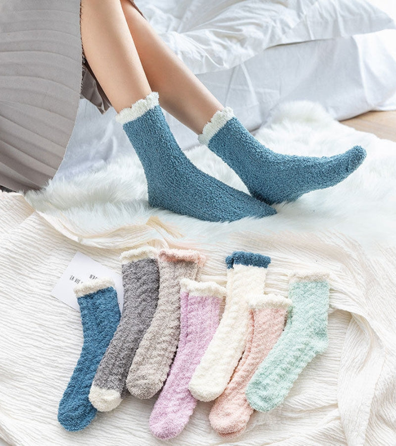 Détail du bord blanc contrastant des chaussettes bleues