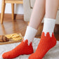 Vue d'ensemble des chaussettes rouges et blanches montantes