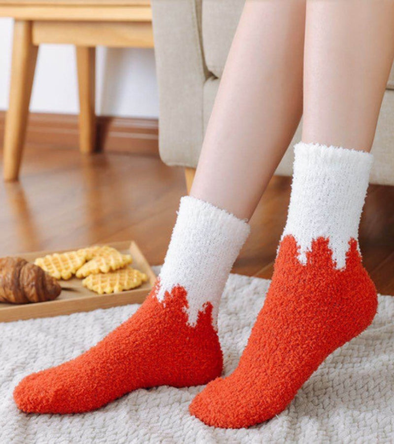 Vue d'ensemble des chaussettes rouges et blanches montantes